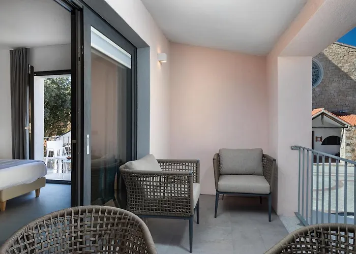 The Square 4* Cannigione